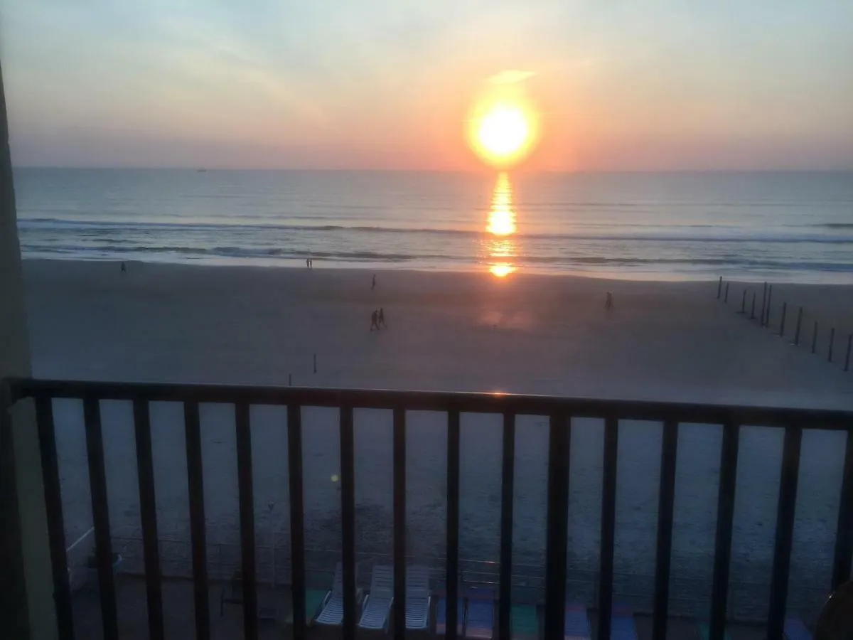 Ocean Breeze - Direct Ocean Front-Pool Is Open Apartment Daytona Beach